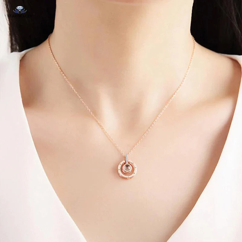 COLLAR 100 IDIOMAS DEL AMOR ARO DORADO